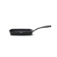 Żeliwna patelnia grillowa Skottsberg 24 cm z charakterystycznym karbowanym dnem, widoczna z profilu. Posiada solidny metalowy uchwyt i wylewkę do tłuszczu.