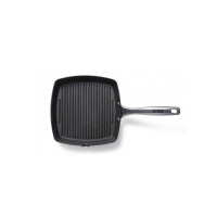 Patelnia grillowa żeliwna Skottsberg 24 cm z charakterystycznymi żebrowaniami na dnie, widok z góry na czarne naczynie z metalową rączką z logo marki.