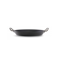 Patelnia Wok ze stali węglowej Skottsberg o średnicy 38 cm. Czarna, matowa powierzchnia z dwoma nitowanymi uchwytami, widok z profilu na białym tle.