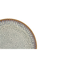 Zbliżenie na krawędź talerza głębokiego 22 cm Lubiana STONEWARE S009T Meteor Daisy. Ceramiczne naczynie o nakrapianej, kremowej fakturze z brązowo-niebieskim