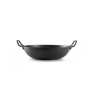 Czarny wok ze stali węglowej Skottsberg o średnicy 34 cm z dwoma uchwytami, widoczny z profilu na białym tle. Patelnia ma matową powierzchnię i zaokrąglone dno.