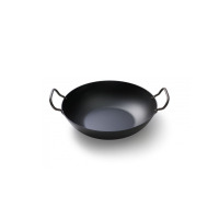 Czarna patelnia typu wok Skottsberg ze stali węglowej o średnicy 34 cm z dwoma bocznymi uchwytami, ukazana na białym tle w ujęciu z góry pod kątem.