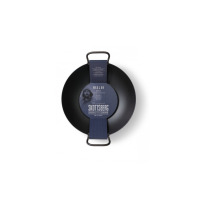 Czarny wok ze stali węglowej Skottsberg 34 cm z dwoma uchwytami, widok z góry. Na środku znajduje się etykieta z logo marki i napisem WADJAN CARBON STEEL