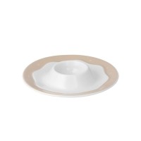 Porcelanowa podstawka na jajko z zestawu dla dzieci Calineczka marki Ćmielów. Naczynie z motywem zajączka, w białym kolorze z beżowym obrzeżem w drobne kropki.