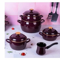 Zestaw bordowych garnków emaliowanych Metalac z pokrywkami w kolorze Bordeaux. Widoczne naczynia o różnych rozmiarach, rondel oraz akcesoria kuchenne na jasnym