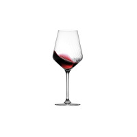 Kieliszek do wina Avant-Garde Lumi marki Krosno Glass o pojemności 550 ml z charakterystycznym żłobkowanym wzorem na czaszy, wypełniony czerwonym winem.