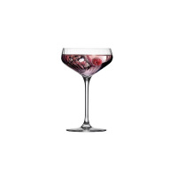 Elegancki kieliszek do koktajli Avant-Garde Lumi marki Krosno Glass o pojemności 290 ml, wypełniony różowym napojem z lodem i świeżą maliną na białym tle.