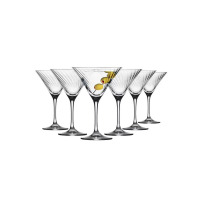 Zestaw sześciu szklanych kieliszków do martini Avant-Garde Lumi od Krosno Glass o pojemności 240 ml, z charakterystycznym spiralnym żłobieniem i oliwkami w