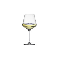 Kieliszek do wina Chardonnay Avant-Garde Lumi marki Krosno Glass o pojemności 560 ml z charakterystycznym żłobkowanym wzorem na czaszy wypełnionej białym winem.