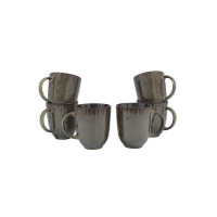 Cztery ceramiczne kubki z kolekcji STONEWARE S010T Jade marki Lubiana. Naczynia o pionowo żłobionej fakturze w odcieniach ciemnej zieleni i brązu ustawione na