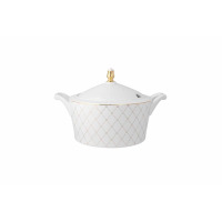 Waza z serwisu obiadowego Ćmielów H106 Jenny Mokka. Biała porcelana z delikatnym złotym wzorem kratki, zwieńczona eleganckim złotym uchwytem na pokrywce.