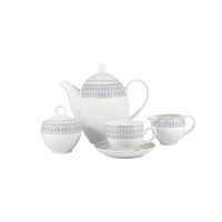 Zestaw kawowy Classic Murano WA-165 marki Waza. Biała porcelana z geometrycznym wzorem w odcieniach fioletu i zieleni, obejmująca dzbanek, cukiernicę, mlecznik