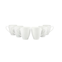 Zestaw 6 białych porcelanowych kubków Chodzież Dalia o klasycznym, żłobkowanym wzorze, ustawionych w półkolu na białym tle. Eleganckie naczynia o subtelnej