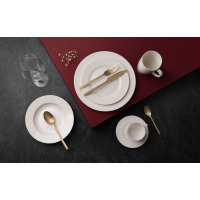 Zestaw talerzy Gerlach Modern Ivory dla 6 osób w eleganckiej aranżacji. Biała porcelana z matowymi złotymi sztućcami na kontrastującym bordowym i czarnym tle.