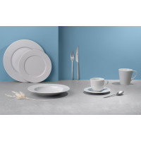 Zestaw talerzy Modern White 18 części od Gerlach. Biała porcelana o minimalistycznym designie, w tym płaskie i głębokie talerze, filiżanka ze spodkiem oraz