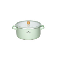 Pastelowo zielony garnek Gerlach NATUR Enamel o średnicy 24 cm z emaliowaną powłoką, szklaną pokrywką z drewnianym uchwytem i logotypem marki na froncie.