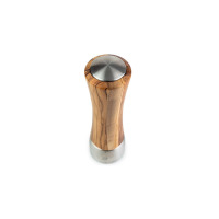 Młynek do pieprzu Peugeot Madras 16 cm z drewna oliwnego. Elegancki korpus o naturalnym usłojeniu z metalowymi wykończeniami, ujęty z góry na białym tle.