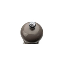 Zbliżenie na górną część młynka do pieprzu Peugeot Parisrama 18 cm w kolorze taupe grey. Widoczna metalowa śruba regulacyjna z logo lwa i literą P.