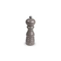 Młynek do pieprzu Peugeot PARISRAMA 18 cm w kolorze taupe grey. Klasyczny drewniany młynek z widocznym logo marki i oznaczeniami grubości mielenia u podstawy.