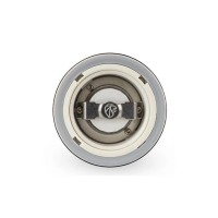 Widok z góry na mechanizm mielący młynka do soli Peugeot Madras 16 cm. Widoczne stalowe ostrza, biały element wewnętrzny oraz logo marki na metalowym wsporniku.