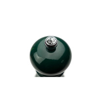 Zbliżenie na górną część młynka do soli Peugeot Parisrama 18 cm w kolorze Forest Green. Widoczna chromowana gałka regulacyjna z wygrawerowanym logo lwa i