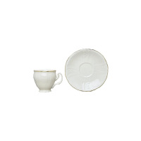 Filiżanka 170 ml ze spodkiem Bernadotte Ivory Gold marki Thun. Kremowa porcelana z subtelnym reliefem, zdobiona złotym obrzeżem. Widok z boku na zestaw.