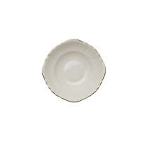 Misa 23 cm Bernadotte Ivory Gold marki Thun. Elegancka salaterka z kremowej porcelany o falistym brzegu ze złotym wykończeniem i subtelnym, reliefowym
