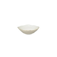 Misa 16 cm Bernadotte Ivory Gold marki Thun. Elegancka salaterka z kremowej porcelany o falistym brzegu ze złotym wykończeniem i delikatnym tłoczonym wzorem.
