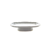 Elegancka patera na nodze Bernadotte Ivory Gold marki Thun o średnicy 40 cm. Wykonana z porcelany w kolorze kości słoniowej, zdobiona reliefami i złotym rantem.