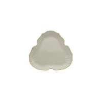 Patera trójkątna 27 cm Bernadotte Ivory Gold od Thun w kolorze kości słoniowej. Elegancki półmisek z porcelany z tłoczonymi zdobieniami i złotym wykończeniem