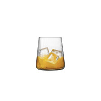 Szklanka 380 ml z linii Avant-Garde Lumi marki Krosno Glass z pionowymi żłobieniami, wypełniona pomarańczowym napojem z kostkami lodu na białym tle.