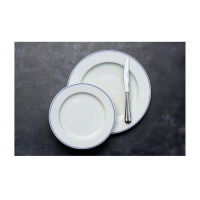 Talerz płytki 21 cm Forte Mizu II od Verlo z delikatnymi paskami, zestawiony z większym talerzem i nożem na ciemnym, fakturowanym tle. Minimalistyczny design.