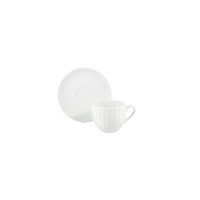 Biała porcelanowa filiżanka 100 ml ze spodkiem Daisy marki Lubiana. Naczynia o eleganckim, żłobkowanym wzorze ustawione obok siebie na białym tle.