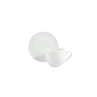 Biała filiżanka ze spodkiem Lubiana Daisy o pojemności 200 ml. Porcelanowe naczynia o eleganckim, żłobkowanym wzorze ustawione na czystym, białym tle.