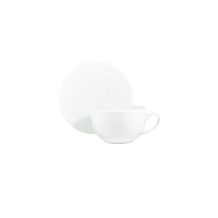 Biała filiżanka ze spodkiem Nadia marki Lubiana o pojemności 500 ml. Klasyczna porcelanowa zastawa o gładkiej powierzchni, ustawiona w ujęciu z przodu.