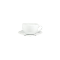 Biała porcelanowa filiżanka 500 ml ze spodkiem z serii Nadia marki Lubiana. Klasyczny, minimalistyczny design o gładkiej powierzchni, ujęty w widoku z boku.