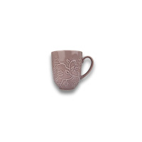 Lawendowy kubek Lubiana KR00 Hanami o pojemności 350 ml z tłoczonym, roślinnym wzorem kwiatów i pnączy. Ceramiczne naczynie w stylu romantycznym, widok z