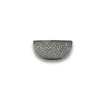 Szara salaterka Lubiana K100 Hanami o średnicy 16 cm z wypukłym, roślinnym wzorem kwiatów i liści. Elegancka miska ceramiczna w stylu nowoczesnym na białym tle.