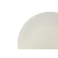 Kremowy talerz deserowy 20,5 cm z kolekcji Hanami marki Lubiana. Zbliżenie na delikatny, wypukły wzór kwiatowy zdobiący powierzchnię eleganckiej porcelany.