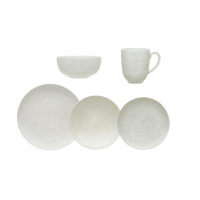 Zestaw obiadowy Lubiana Hanami w kolorze kremowym. Komplet zawiera talerze, miseczkę i kubek z delikatnym, wypukłym wzorem kwiatowym na porcelanowej