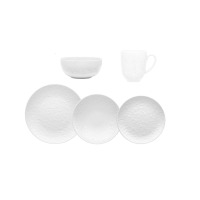 Zestaw porcelany Lubiana Hanami: biały talerz deserowy 20,5 cm, głęboki talerz, miseczka i kubek, wszystkie zdobione subtelnym, wypukłym motywem kwiatowym.