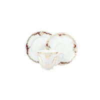 Porcelanowy garnitur do kawy Ćmielów 0040 Rococo. Zestaw z filiżanką, spodkiem i talerzykiem deserowym, zdobiony bordowymi akcentami oraz złotymi ornamentami.