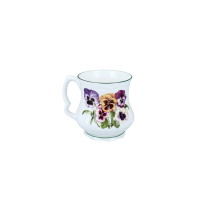 Porcelanowy kubek Babuni Carmani o pojemności 380 ml z motywem kolorowych bratków. Naczynie o pękatym kształcie z ozdobnym uchem na białym tle, widok z profilu.