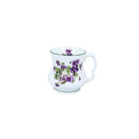 Biały porcelanowy kubek Babuni marki Carmani o pojemności 380 ml, ozdobiony motywem fioletowych bratków, z eleganckim wyprofilowanym uchem i zielonym rantem.
