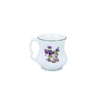 Biały porcelanowy kubek Babuni marki Carmani o pojemności 380 ml z delikatnym motywem fioletowych bratków, zdobiony zielonymi liniami na rancie i podstawie.