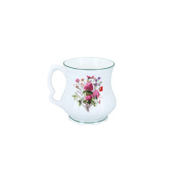 Biały porcelanowy kubek Babuni marki Carmani o pojemności 380 ml. Naczynie o pękatym kształcie z ozdobnym uchem, dekorowane kolorowym motywem polnych kwiatów i
