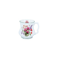 Biały porcelanowy kubek Babuni marki Carmani o pojemności 380 ml z delikatnym motywem polnych kwiatów i koniczyny. Naczynie o klasycznym, pękatym kształcie.