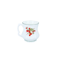 Biały porcelanowy kubek Babuni marki Carmani o pojemności 380 ml, ozdobiony malowniczym motywem czerwonych malin, z delikatnym zielonym wykończeniem krawędzi.