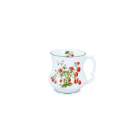Biały porcelanowy kubek Babuni marki Carmani o pojemności 380 ml, ozdobiony malowniczym wzorem czerwonych malin z zielonymi liśćmi i kwiatami, widok z profilu.
