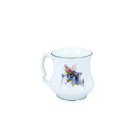 Biały porcelanowy kubek Babuni marki Carmani o pojemności 380 ml z delikatnym motywem polnych kwiatów, zdobiony subtelną zieloną linią na rancie i podstawie.